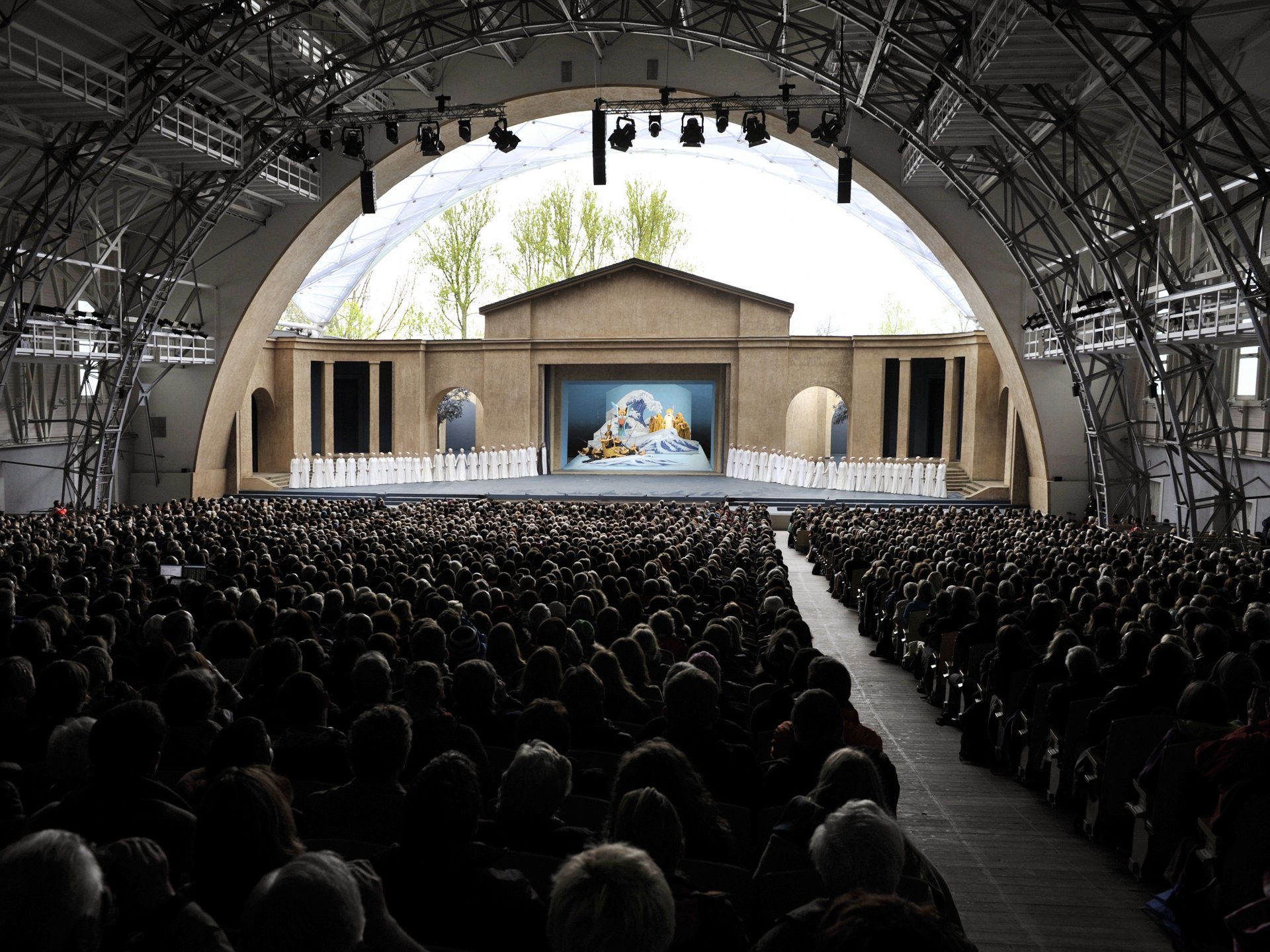 Passionstheater, Zuschauerhalle mit Blick auf Bühne
