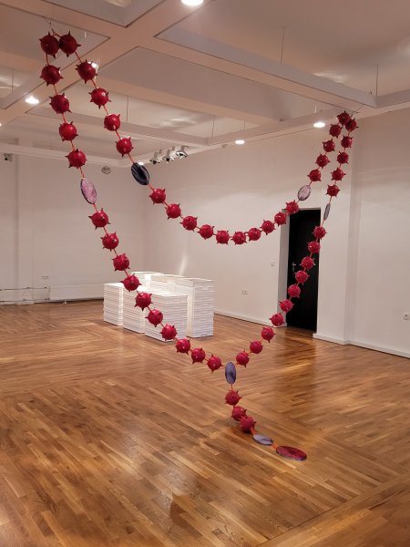 Barbara Lorenz Höfer, „Alles im Namen der Liebe?“, Rózaniec (Rosenkranz / Gebetskette)“  Lindenholz, Kreidegrund, Pigmente und Blattgold, 2023