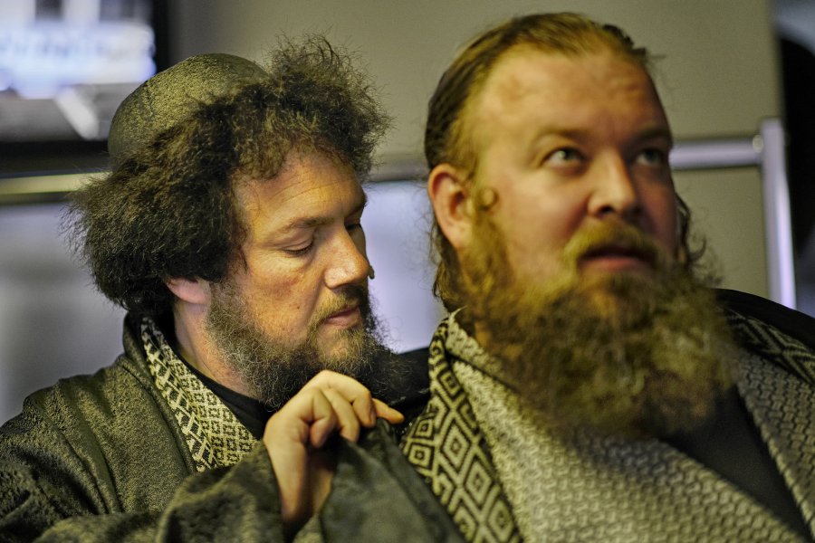 Michael Schölzel, Kleine Korrektur vor dem Auftritt – Oberammergau, 2022 © Michael Schölzel